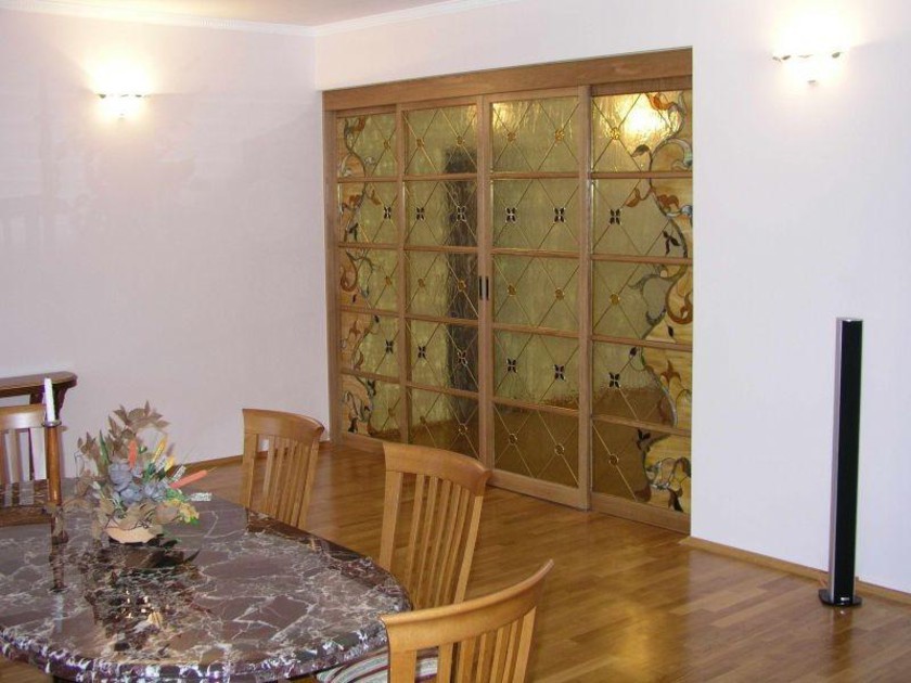 Перегородка для гостиной с цветным стеклом и декоративными вставками Нижний Тагил