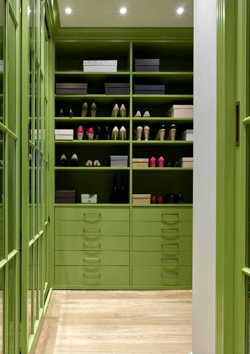 Г-образная гардеробная комната в зеленом цвете Нижний Тагил