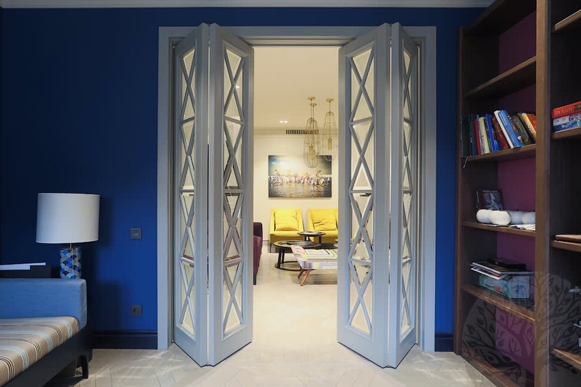 Двери гармошка  для гостиной со стеклами с разделителями Нижний Тагил