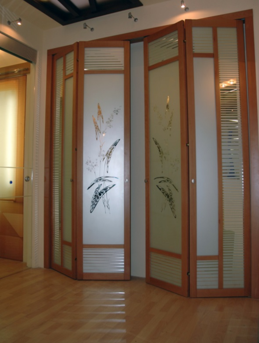 Широкие двери гармошка с матовым стеклом и рисунком Нижний Тагил