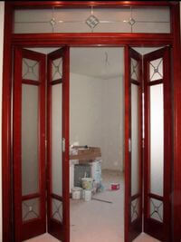 Дверь гармошка с декоративными стеклянными вставками Нижний Тагил